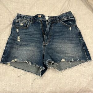 Hollister Curvy Ultra High-Rise Mom Short 3” - Distressed Denim - Size 3
